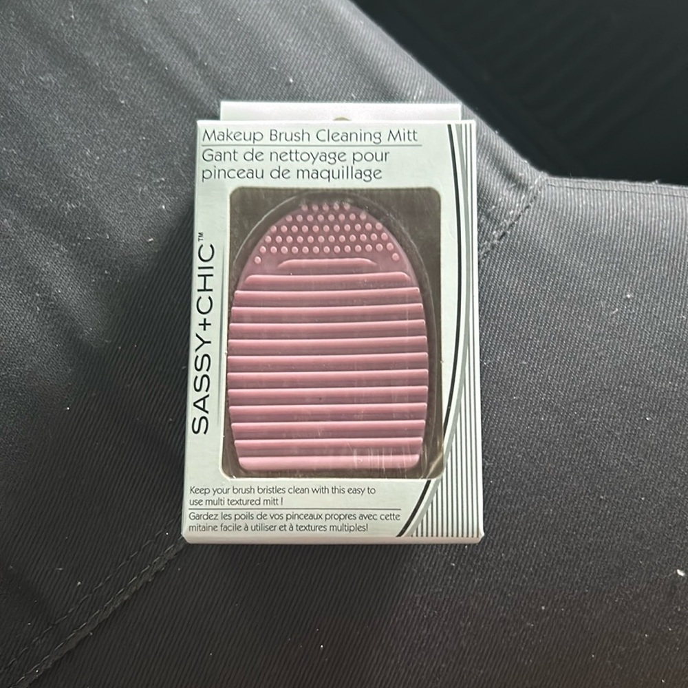 Makeup brush cleaning mitt